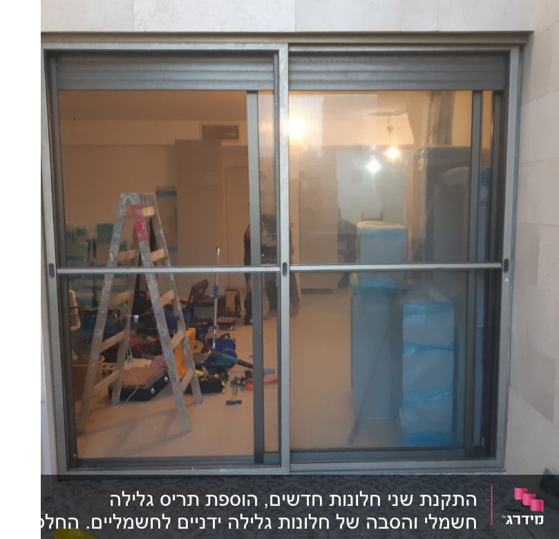 דלת הזזה מאלומיניום עם זכוכית שקופה